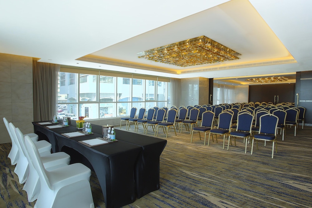 Jannah Burj Al Sarab — Hotel building in Abu Dhabi