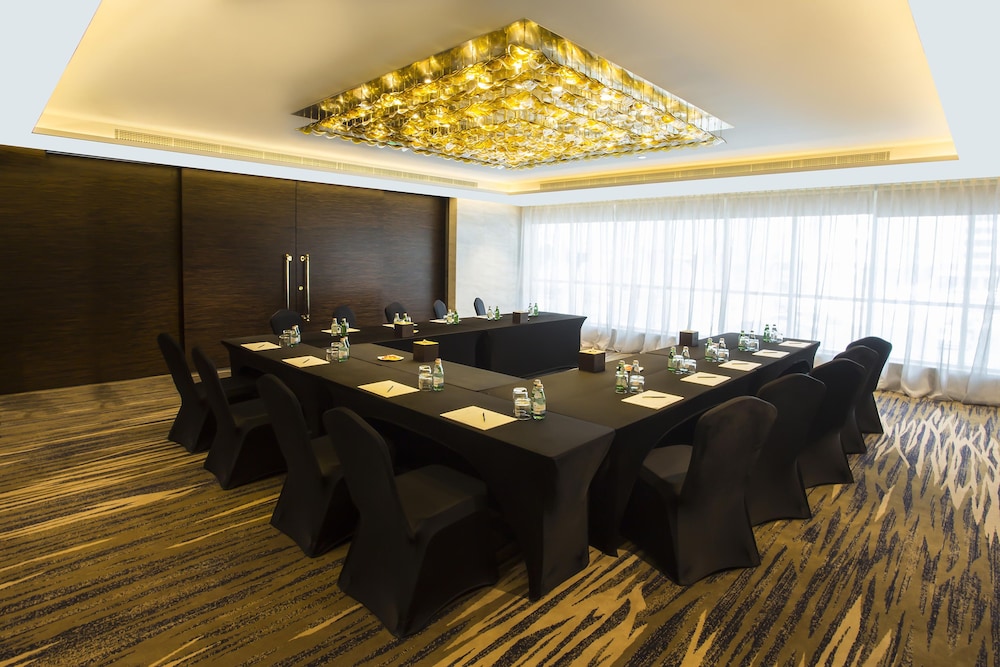 Jannah Burj Al Sarab — Hotel building in Abu Dhabi