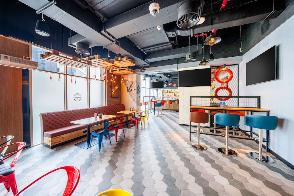 Hilton Garden Inn Dubai Jumeirah — Restaurant & bars in Dubai