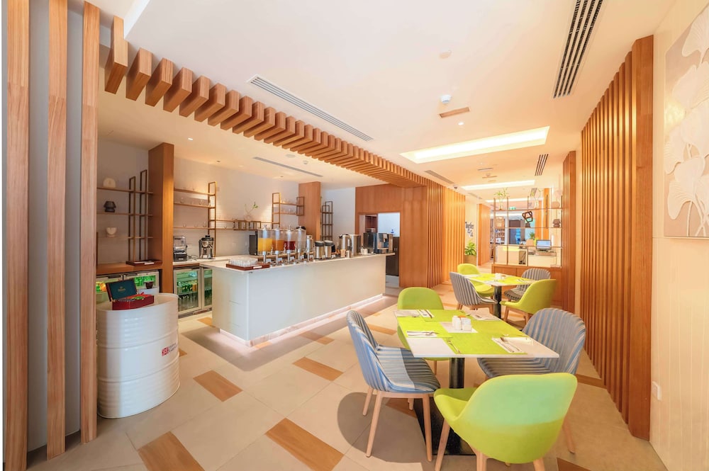 Hilton Garden Inn Dubai Jumeirah — Restaurant & bars in Dubai