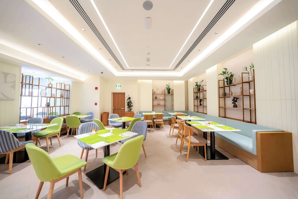 Hilton Garden Inn Dubai Jumeirah — Restaurant & bars in Dubai