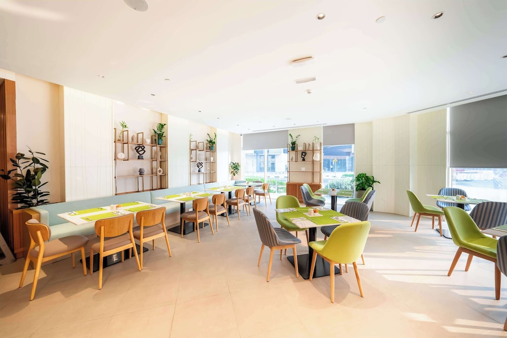 Hilton Garden Inn Dubai Jumeirah — Restaurant & bars in Dubai