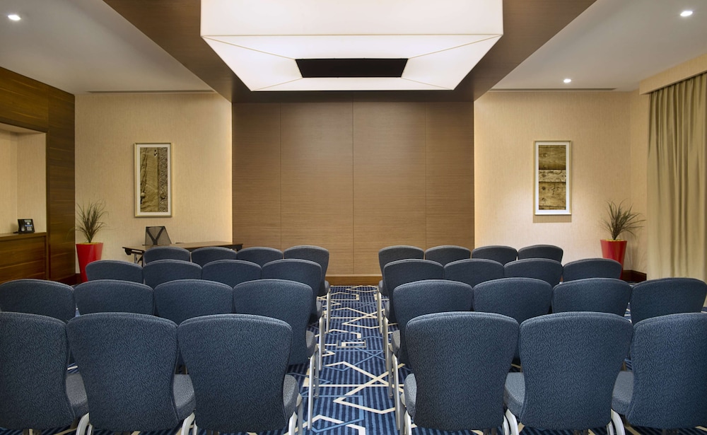 Hilton Garden Inn Dubai Jumeirah — Hotel building in Dubai