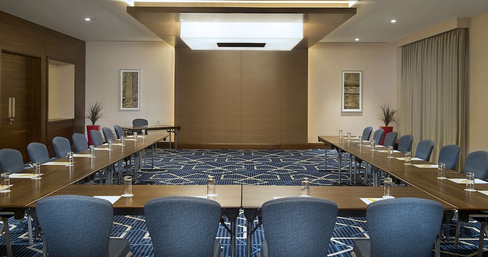 Hilton Garden Inn Dubai Jumeirah — Hotel building in Dubai