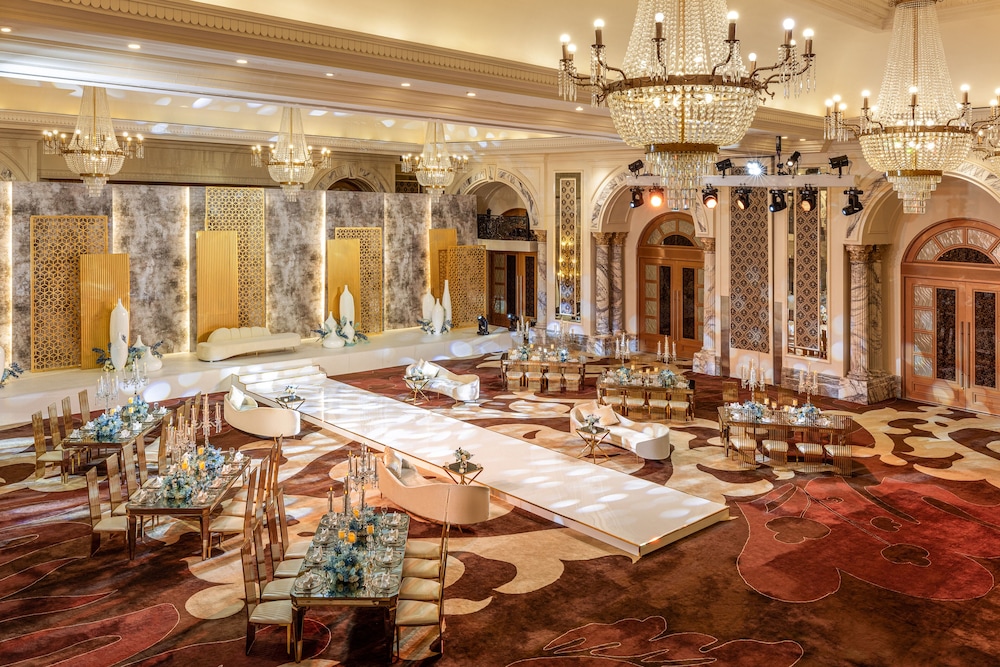 Al Habtoor Palace - Preferred Hotels & Resorts — Restaurant & bars in Dubai