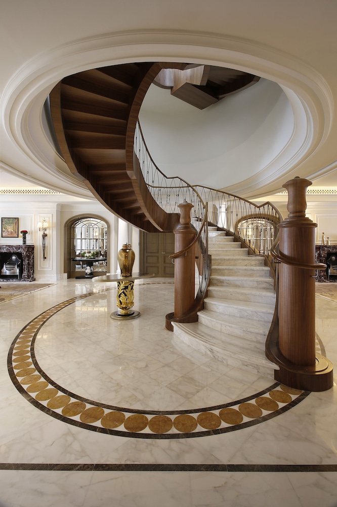 Al Habtoor Palace - Preferred Hotels & Resorts — Hotel building in Dubai