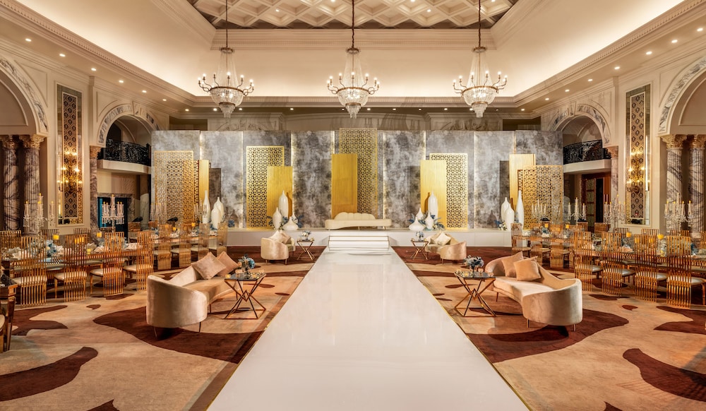 Al Habtoor Palace - Preferred Hotels & Resorts — Restaurant & bars in Dubai