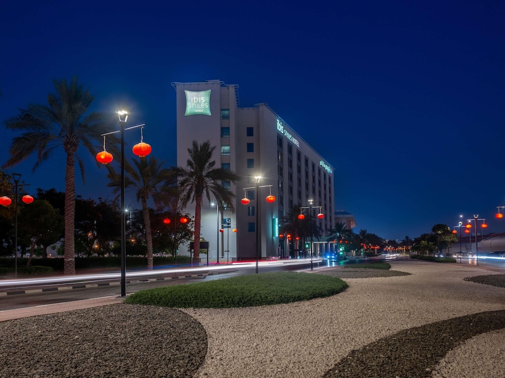 ibis Styles Dragon Mart Dubai — Hotel building in Dubai