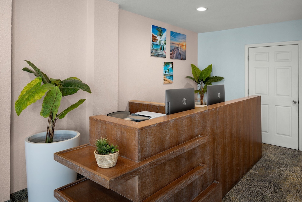 Courtyard by Marriott Nassau Downtown/Junkanoo Beach — Hotel building in Nassau, New Providence