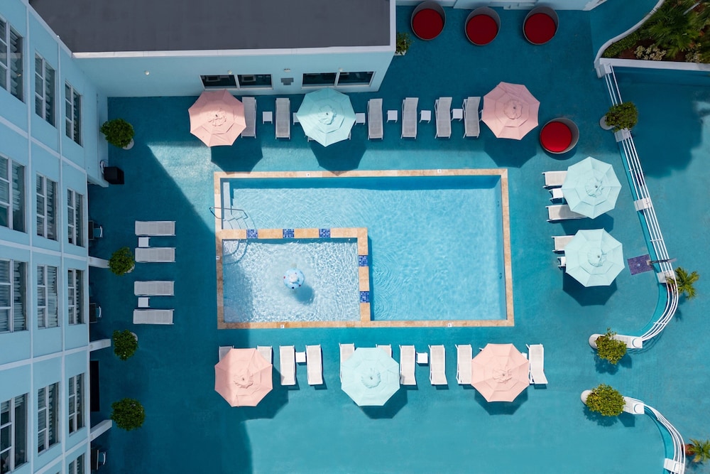 Courtyard by Marriott Nassau Downtown/Junkanoo Beach — Swimming pool in Nassau, New Providence