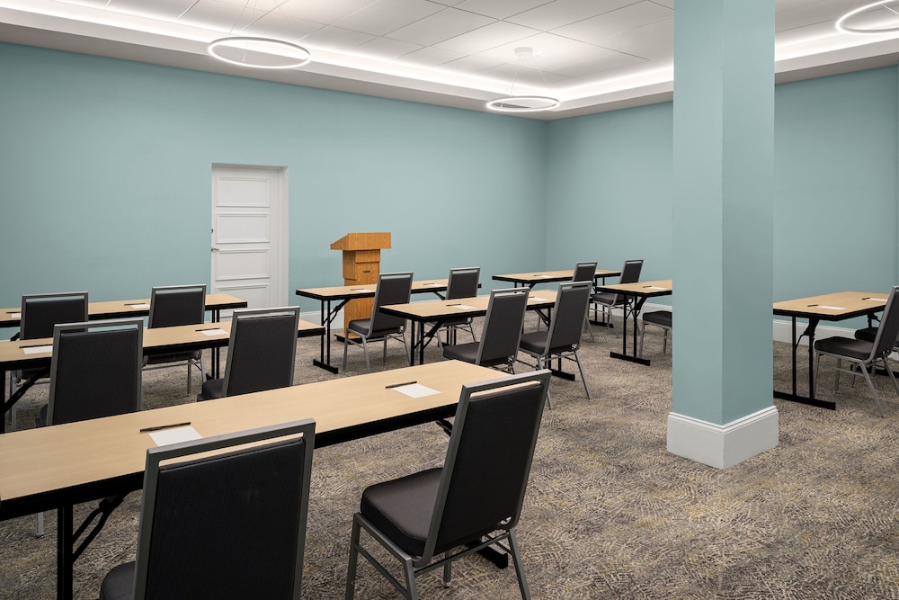 Courtyard by Marriott Nassau Downtown/Junkanoo Beach — Hotel building in Nassau, New Providence