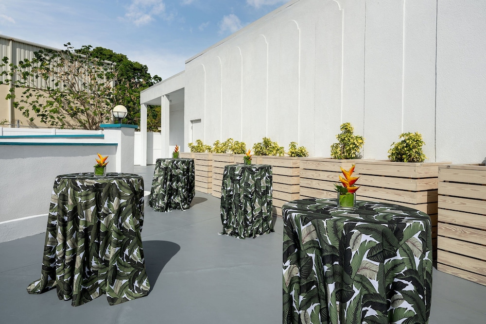 Courtyard by Marriott Nassau Downtown/Junkanoo Beach — Hotel building in Nassau, New Providence