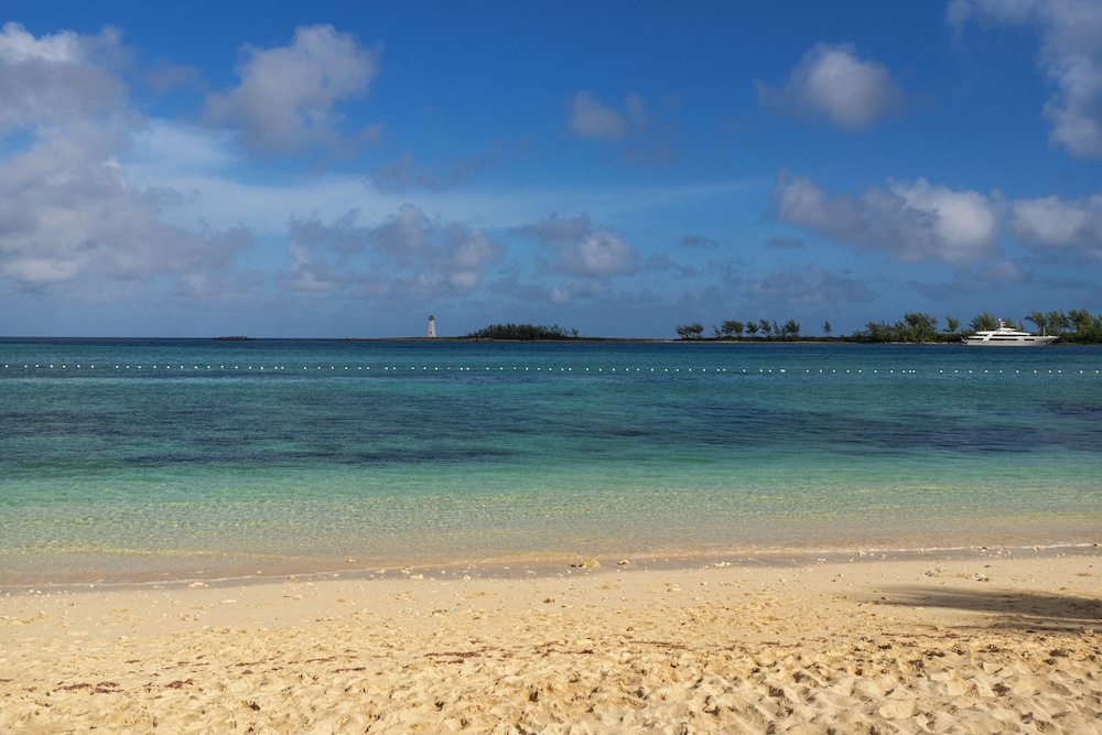 Courtyard by Marriott Nassau Downtown/Junkanoo Beach — Beach in Nassau, New Providence