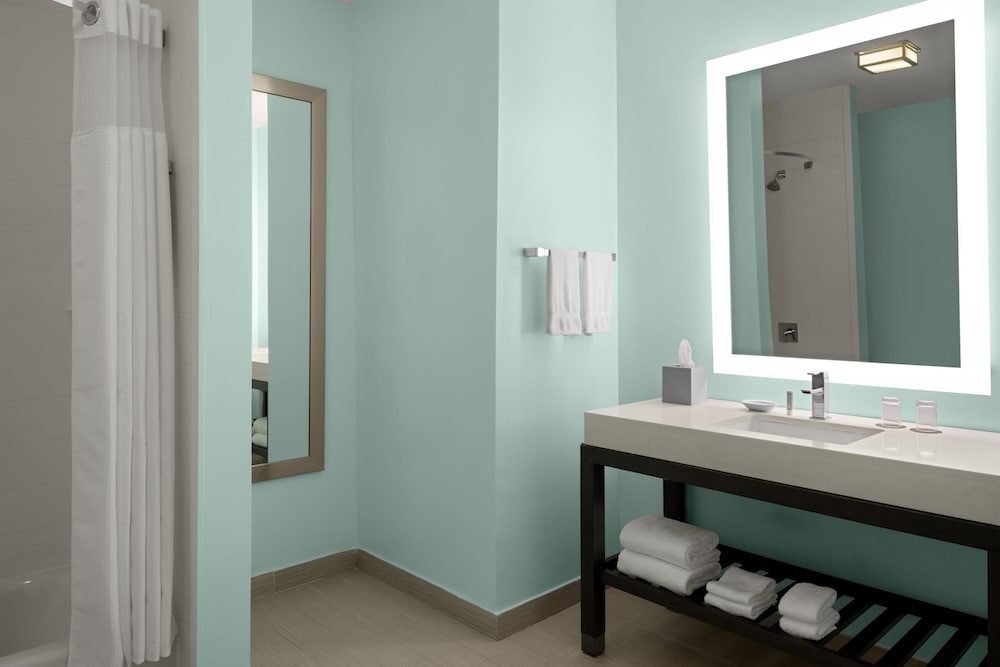 Courtyard by Marriott Nassau Downtown/Junkanoo Beach — Hotel rooms in Nassau, New Providence