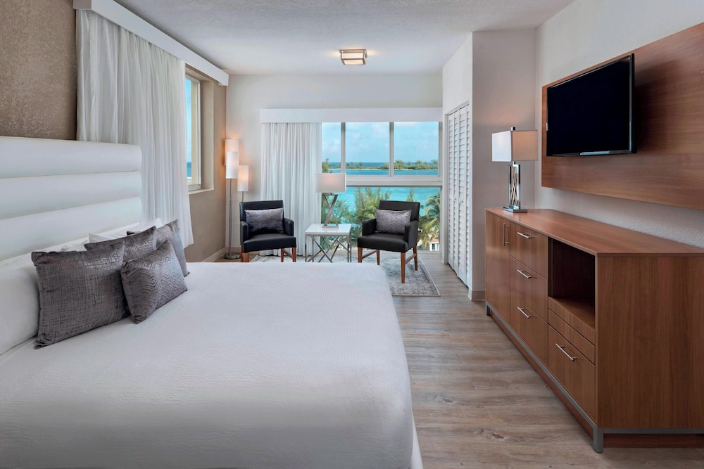 Courtyard by Marriott Nassau Downtown/Junkanoo Beach — Hotel rooms in Nassau, New Providence