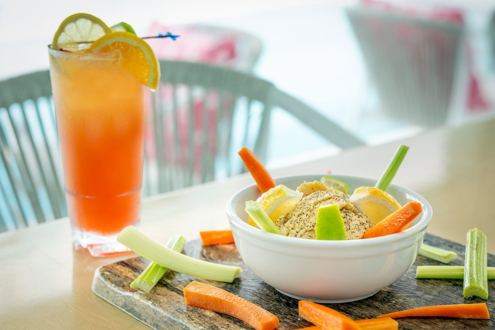Courtyard by Marriott Nassau Downtown/Junkanoo Beach — Restaurant & bars in Nassau, New Providence