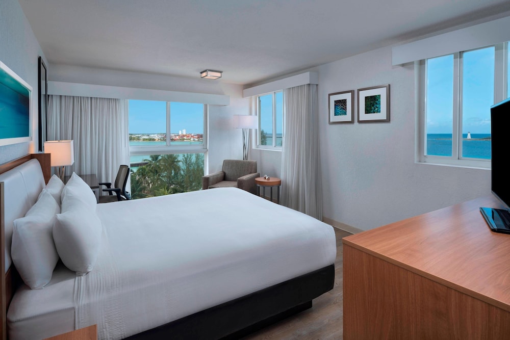 Courtyard by Marriott Nassau Downtown/Junkanoo Beach — Hotel rooms in Nassau, New Providence