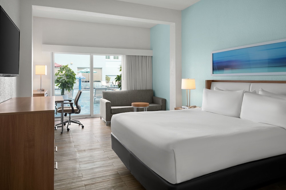 Courtyard by Marriott Nassau Downtown/Junkanoo Beach — Hotel rooms in Nassau, New Providence