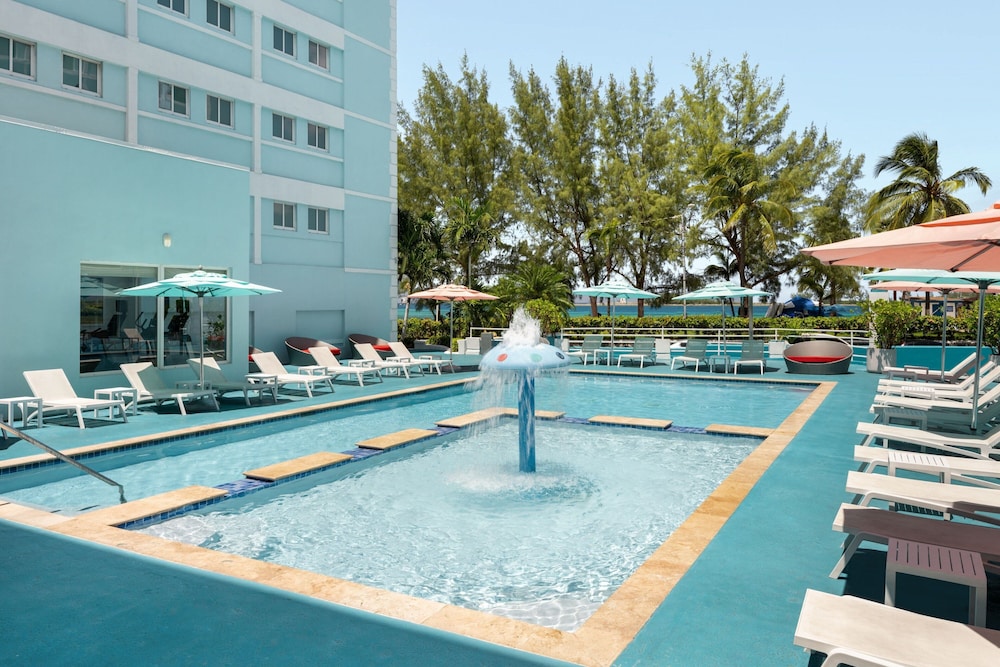 Courtyard by Marriott Nassau Downtown/Junkanoo Beach — Swimming pool in Nassau, New Providence