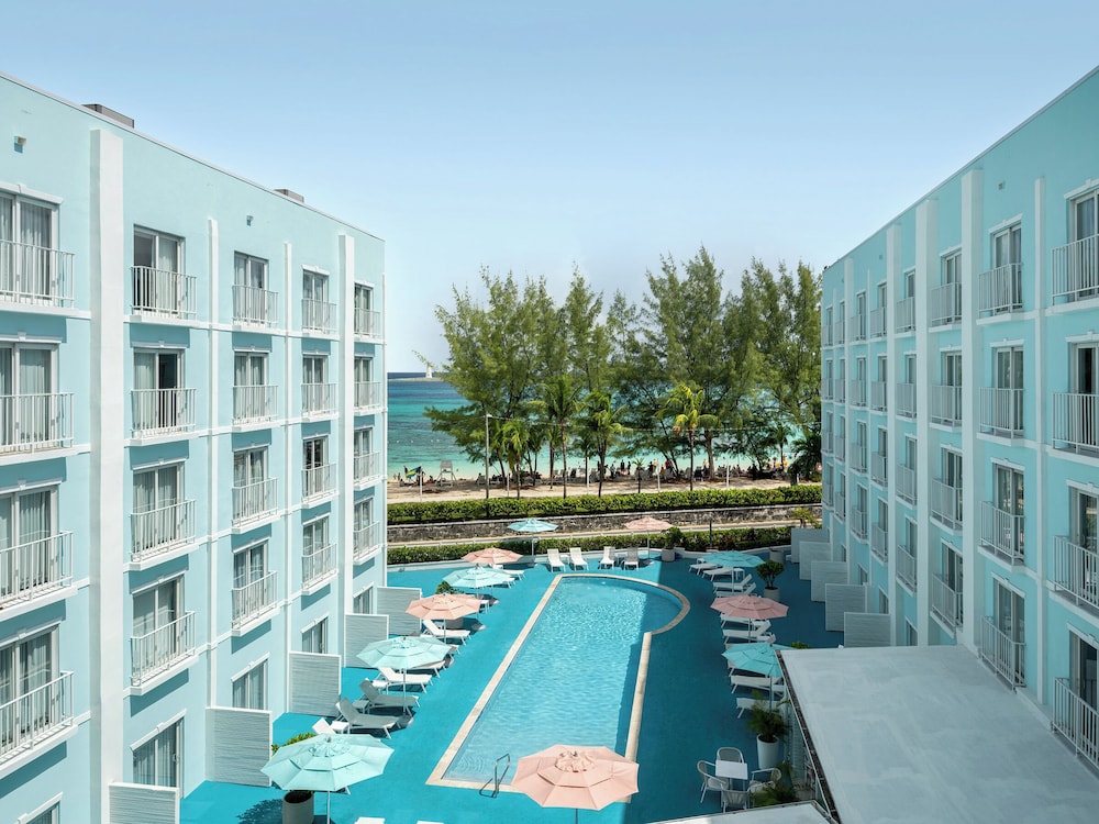 Courtyard by Marriott Nassau Downtown/Junkanoo Beach — Swimming pool in Nassau, New Providence
