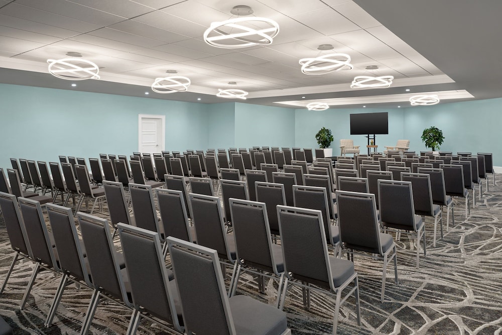 Courtyard by Marriott Nassau Downtown/Junkanoo Beach — Hotel building in Nassau, New Providence