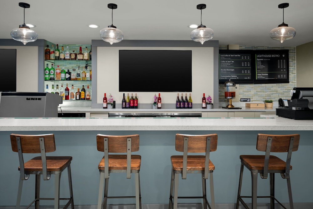 Courtyard by Marriott Nassau Downtown/Junkanoo Beach — Restaurant & bars in Nassau, New Providence
