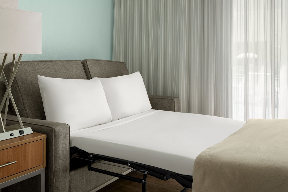 Courtyard by Marriott Nassau Downtown/Junkanoo Beach — Hotel rooms in Nassau, New Providence