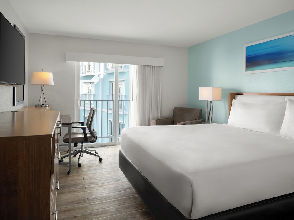 Courtyard by Marriott Nassau Downtown/Junkanoo Beach — Hotel rooms in Nassau, New Providence