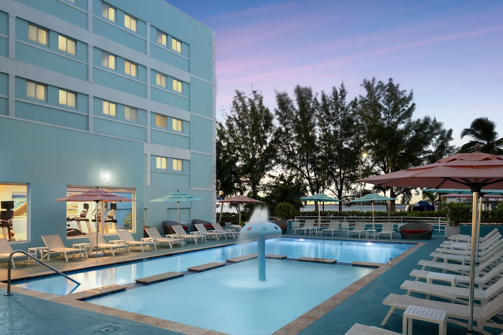 Courtyard by Marriott Nassau Downtown/Junkanoo Beach — Swimming pool in Nassau, New Providence