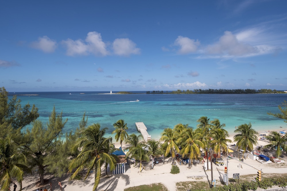 Courtyard by Marriott Nassau Downtown/Junkanoo Beach — Beach in Nassau, New Providence