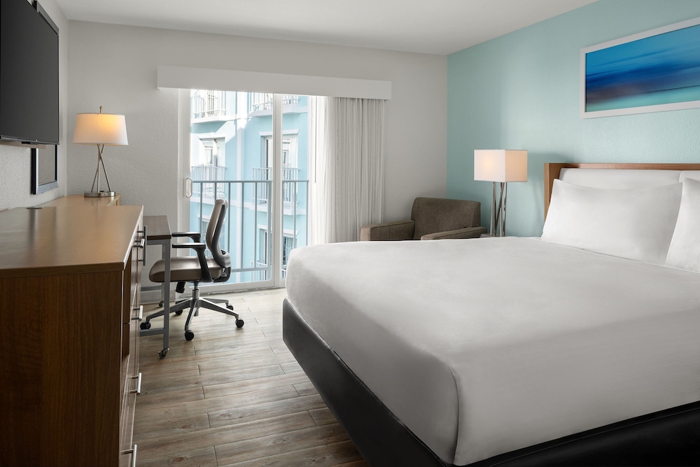 Courtyard by Marriott Nassau Downtown/Junkanoo Beach — Hotel rooms in Nassau, New Providence