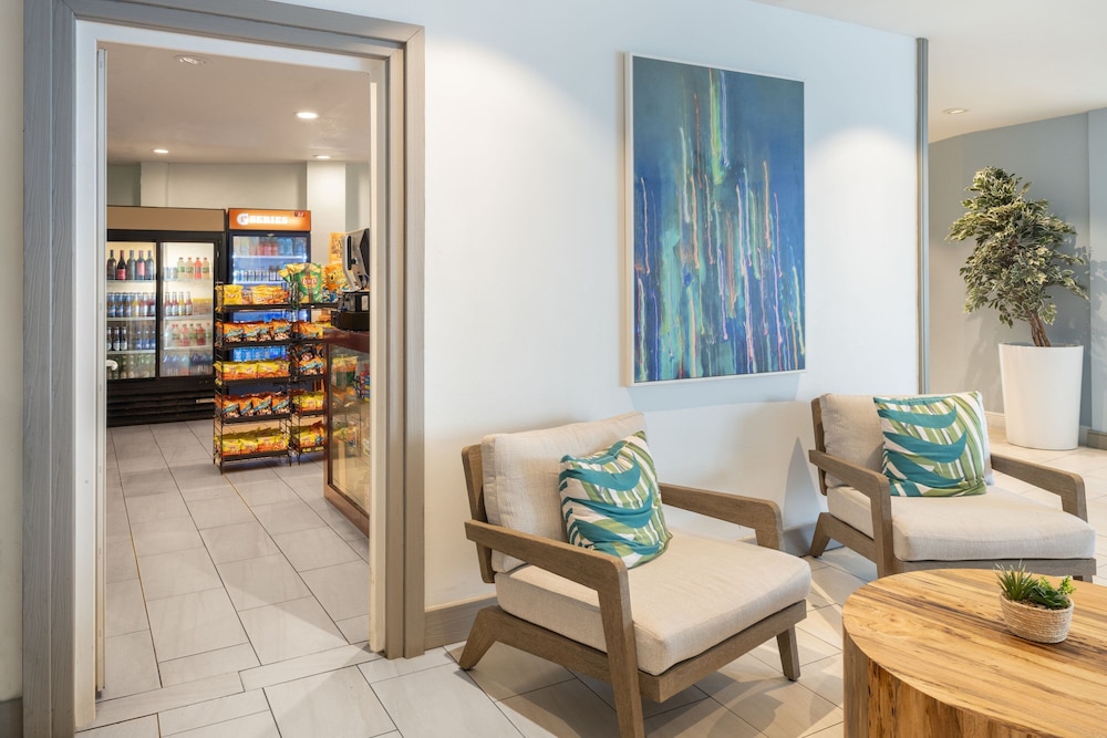 Courtyard by Marriott Nassau Downtown/Junkanoo Beach — Hotel building in Nassau, New Providence