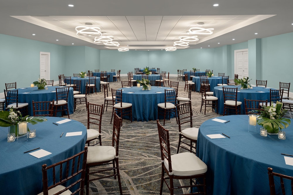 Courtyard by Marriott Nassau Downtown/Junkanoo Beach — Restaurant & bars in Nassau, New Providence