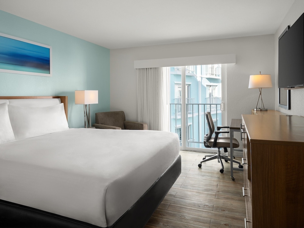 Courtyard by Marriott Nassau Downtown/Junkanoo Beach — Hotel rooms in Nassau, New Providence