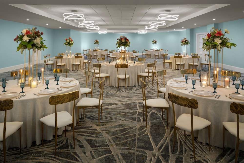 Courtyard by Marriott Nassau Downtown/Junkanoo Beach — Restaurant & bars in Nassau, New Providence