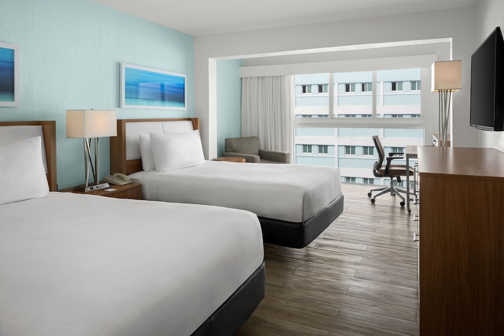 Courtyard by Marriott Nassau Downtown/Junkanoo Beach — Hotel rooms in Nassau, New Providence