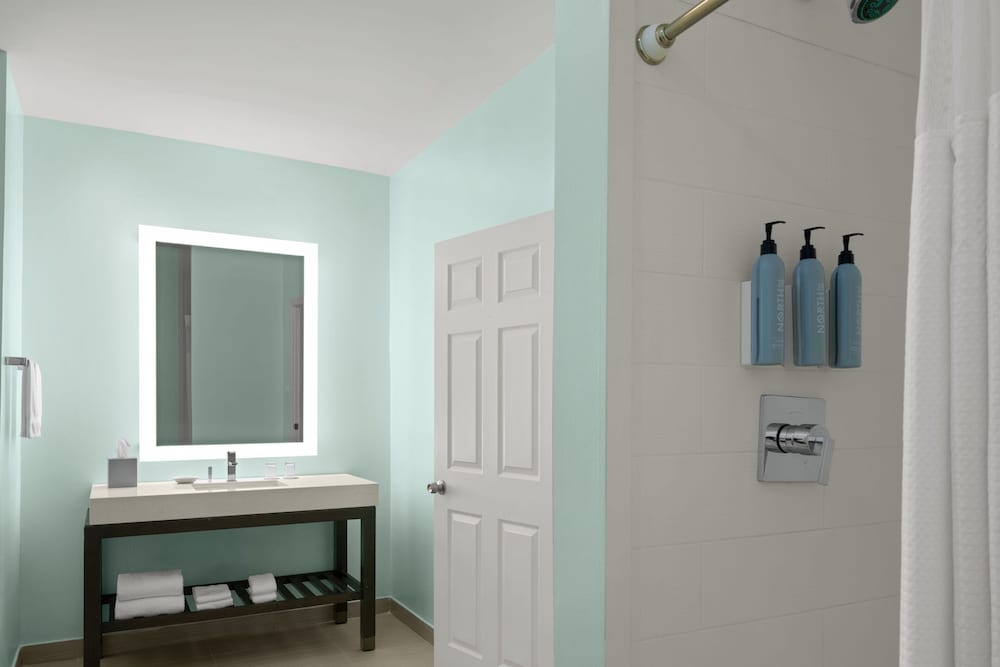 Courtyard by Marriott Nassau Downtown/Junkanoo Beach — Hotel rooms in Nassau, New Providence