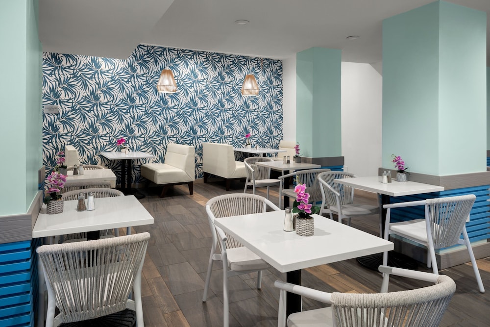 Courtyard by Marriott Nassau Downtown/Junkanoo Beach — Restaurant & bars in Nassau, New Providence