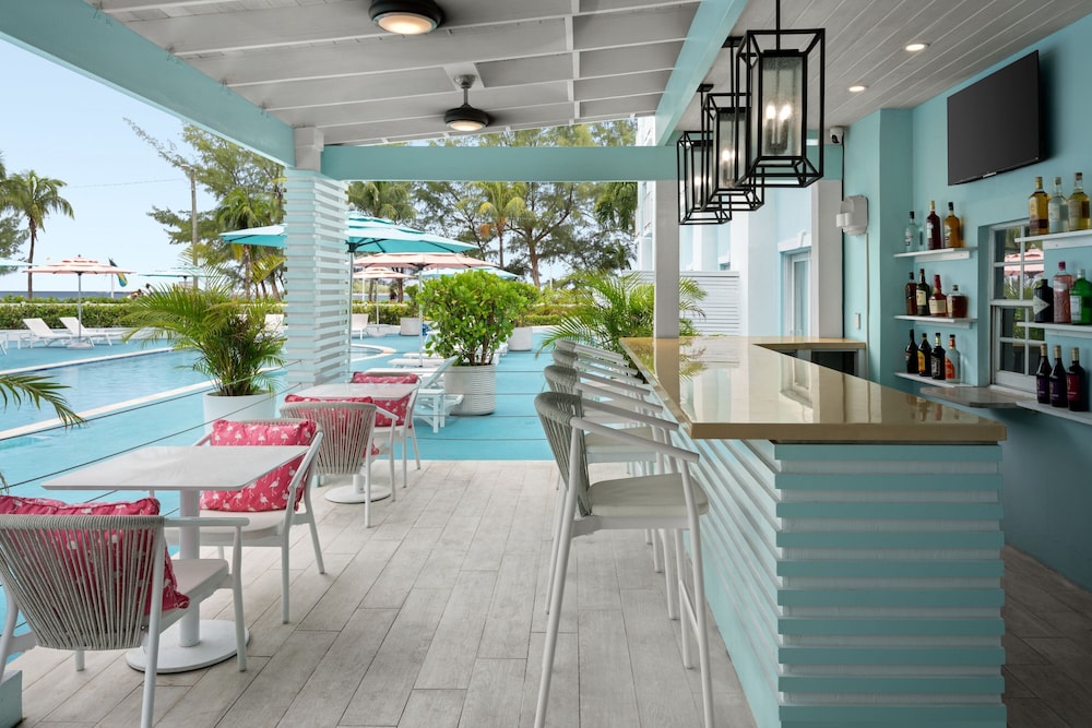 Courtyard by Marriott Nassau Downtown/Junkanoo Beach — Restaurant & bars in Nassau, New Providence
