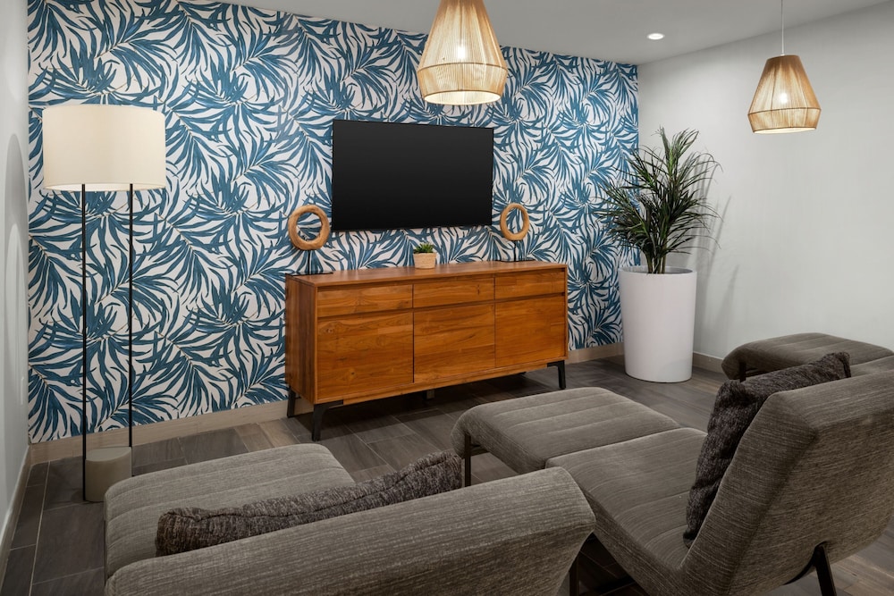 Courtyard by Marriott Nassau Downtown/Junkanoo Beach — Hotel rooms in Nassau, New Providence