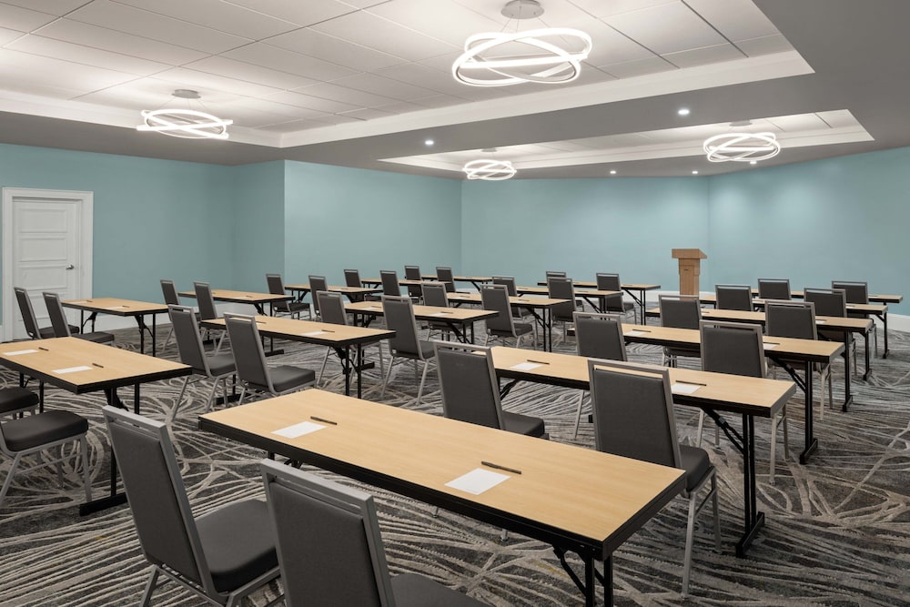 Courtyard by Marriott Nassau Downtown/Junkanoo Beach — Hotel building in Nassau, New Providence
