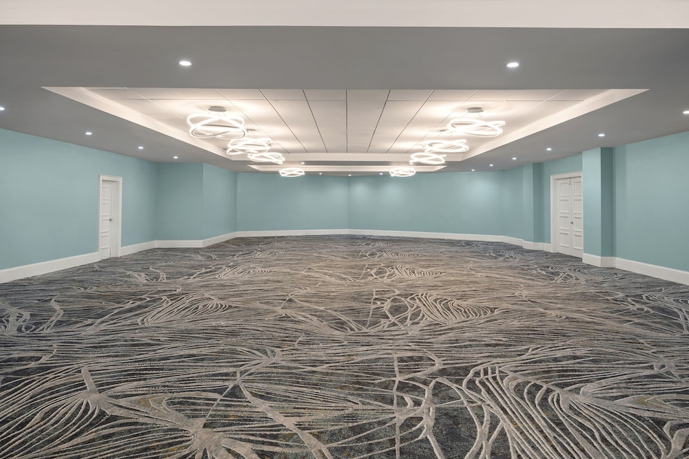 Courtyard by Marriott Nassau Downtown/Junkanoo Beach — Hotel building in Nassau, New Providence