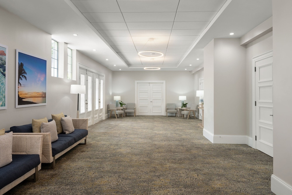 Courtyard by Marriott Nassau Downtown/Junkanoo Beach — Hotel building in Nassau, New Providence