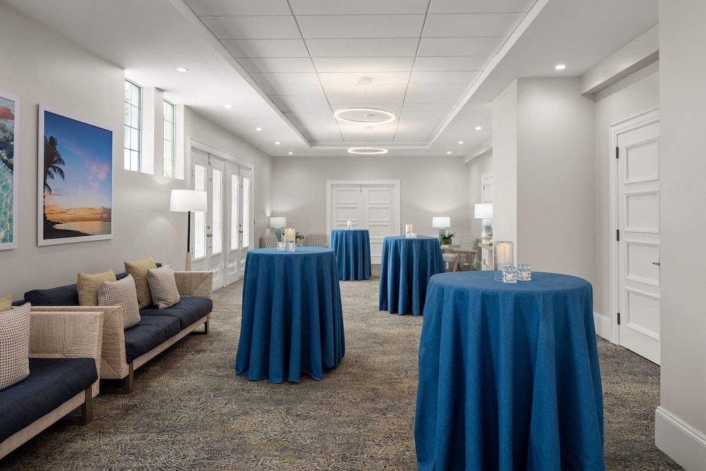 Courtyard by Marriott Nassau Downtown/Junkanoo Beach — Restaurant & bars in Nassau, New Providence