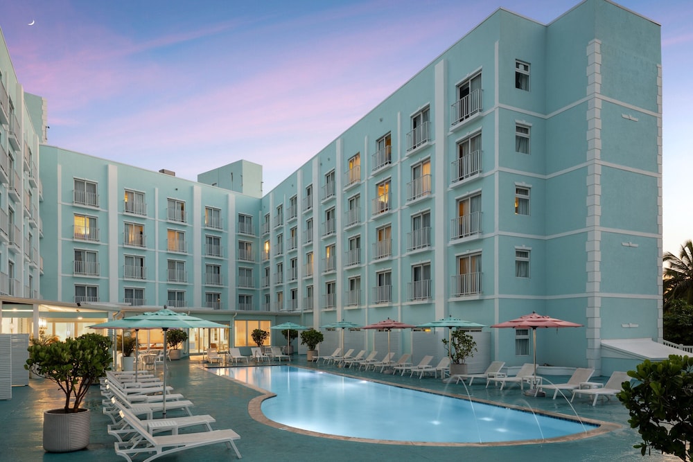 Courtyard by Marriott Nassau Downtown/Junkanoo Beach — Hotel building in Nassau, New Providence
