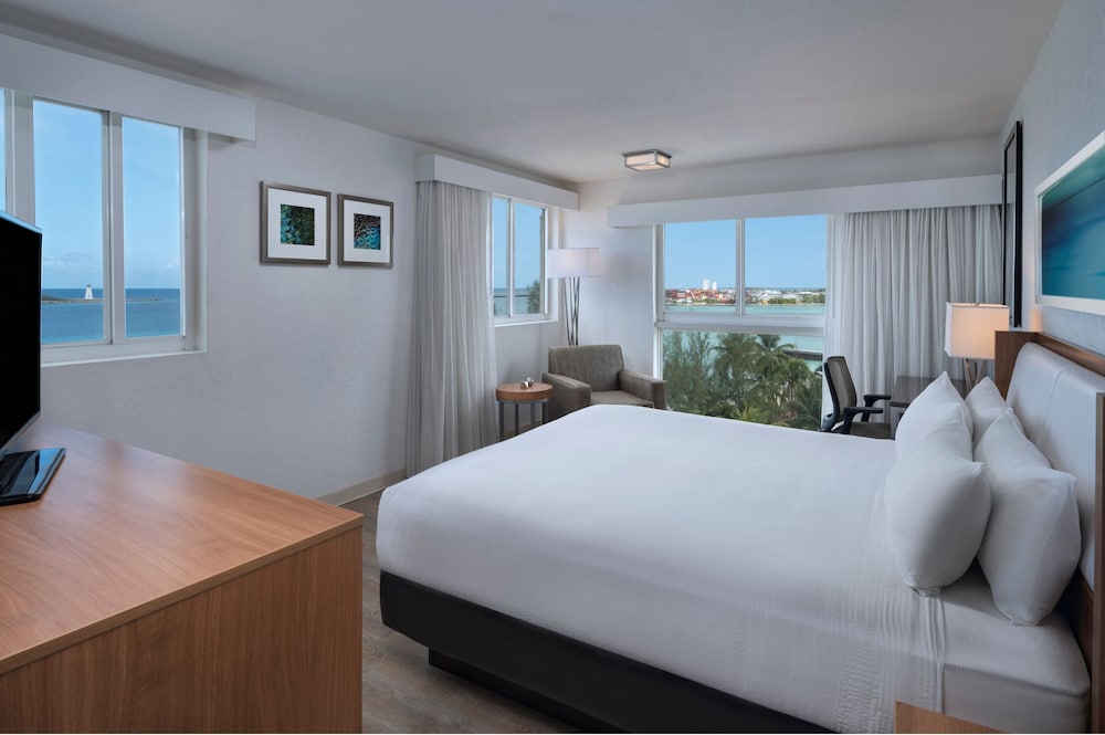 Courtyard by Marriott Nassau Downtown/Junkanoo Beach — Hotel rooms in Nassau, New Providence
