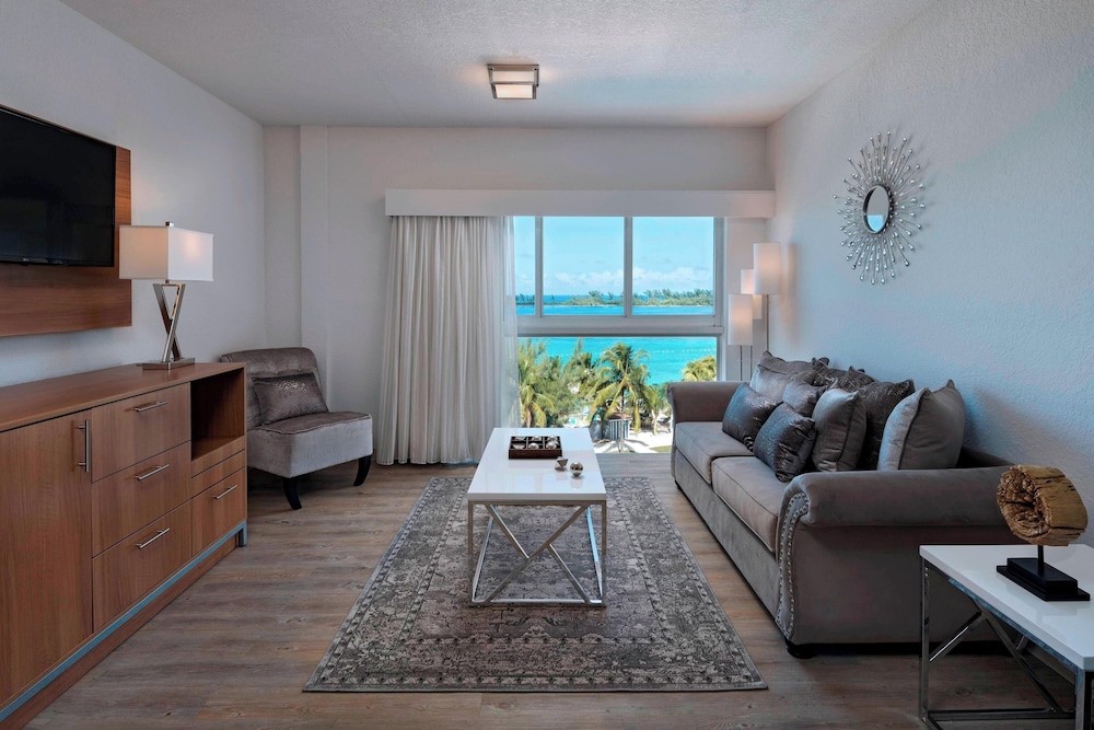 Courtyard by Marriott Nassau Downtown/Junkanoo Beach — Hotel rooms in Nassau, New Providence