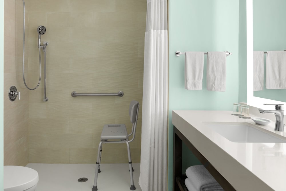 Courtyard by Marriott Nassau Downtown/Junkanoo Beach — Hotel rooms in Nassau, New Providence