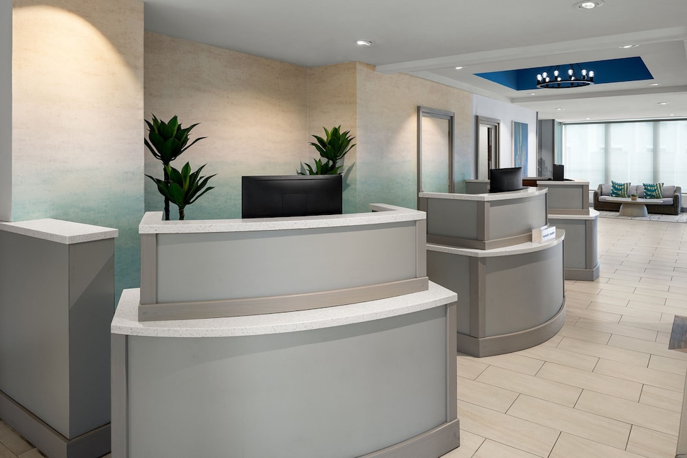 Courtyard by Marriott Nassau Downtown/Junkanoo Beach — Hotel building in Nassau, New Providence