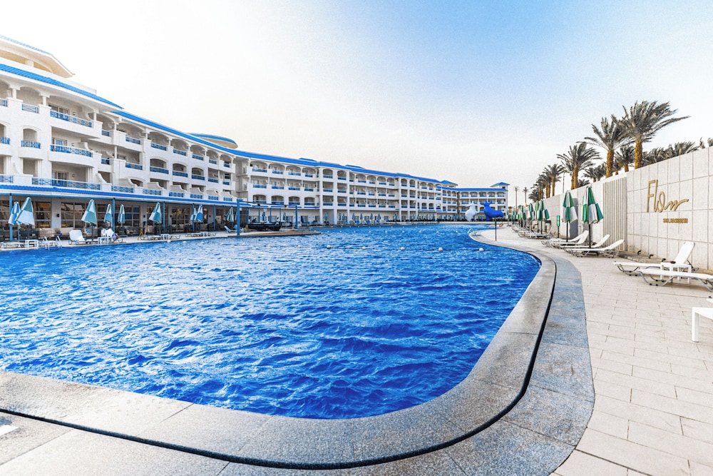 Flow Spectrum Resort Sahl Hasheesh — Swimming pool in Sahl Hasheesh, Red Sea